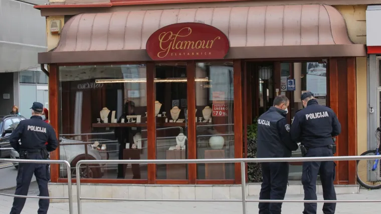 Očevici o drami u centru Osijeka: Dva pljačka&scaron;a djelatnicu zlatarnice vezali su lisicama