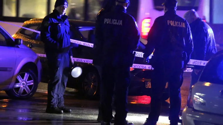 Banuo u stan stan i otvorio vatru. Upucao je jednu osobu, ozlijeđena je