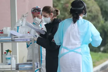 Bliskim kontaktima zaraženih osoba odsad se dodjeljuje novi status, liječnici dobili nove smjernice