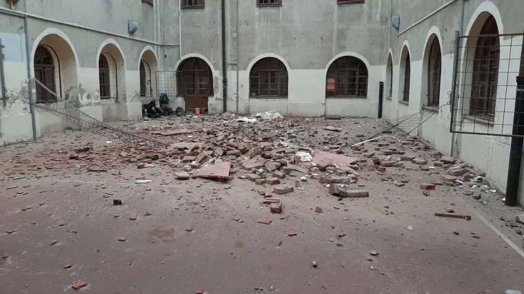 Obnavljaju se zagrebačke &scaron;kole: Zidovi su ogoljeni, a strop u dijelovima zgrade drže potporni stupovi