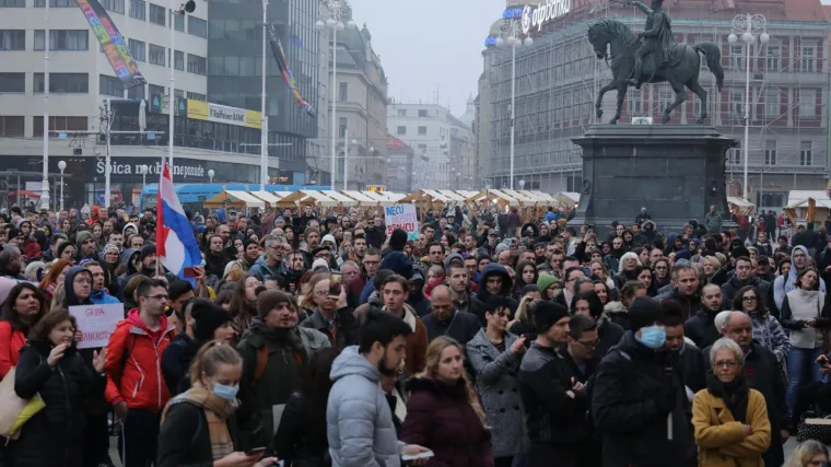 'Do&scaron;la sam iz noćne oko 12 sati, a oni su tu, na Trgu, stisnuti k'o srdele, bez maske i nikome ni&scaron;ta...'