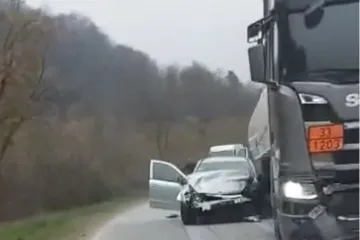 U frontalnom sudaru cisterne i auta poginula žena