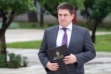 Gradonačelnik Pazina: 'Nisam zarazio Butkovića.' Ministar: 'Prišao mi je bez maske u jednom trenutku'