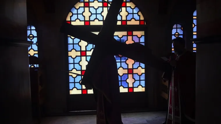 Neki svećenici odbijaju nositi maske i držati distancu: 'Testirajte me, mene štiti sveta pričest'