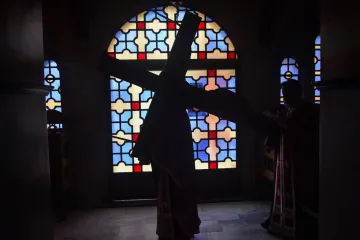 Neki svećenici odbijaju nositi maske i držati distancu: 'Testirajte me, mene štiti sveta pričest'