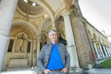 Odlazi nakon što su mediji otkrili malverazacije s natječajem