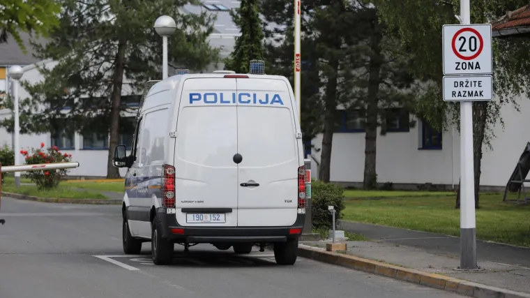 Liječnici se bore za život mu&scaron;karca: Pronađen je ozlijeđen u kući, jedna osoba privedena