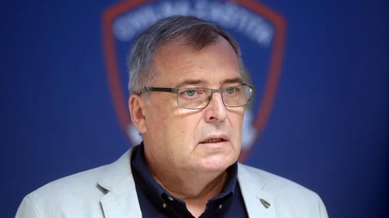 Kolona u skupinama od 25 osoba, distanca, a ako je moguće - ne dolazite, zapalite svijeću doma