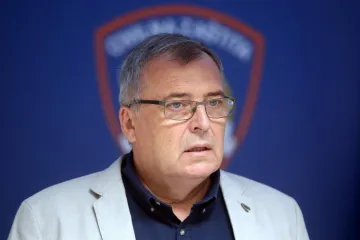 Kolona u skupinama od 25 osoba, distanca, a ako je moguće - ne dolazite, zapalite svijeću doma