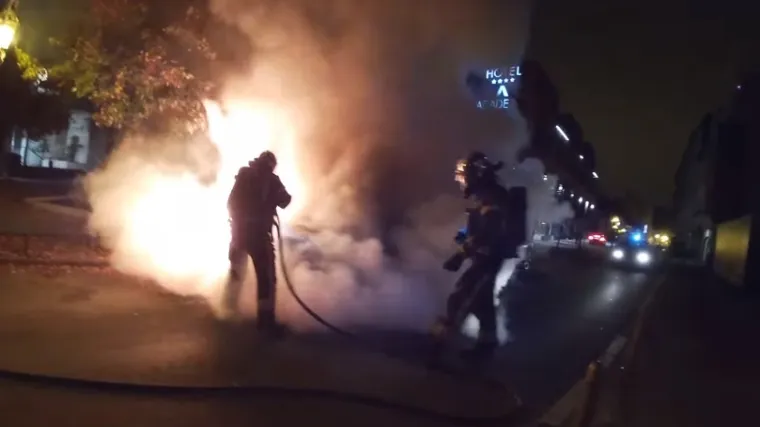 VIDEO Buktinja u Tkalčićevoj ulici u Zagrebu: Izgorio BMW. Policija istražuje uzrok