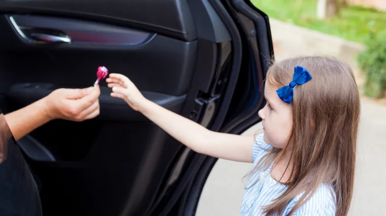 Nepoznate osobe u blizini škole djeci nudile slatkiše i htjele da uđu u automobil