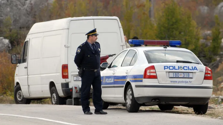 Pulska policija imala potjeru za motociklistom - pokazao im 'srednjak', pro&scaron;ao kroz crveno, a i prijetio je policajcu