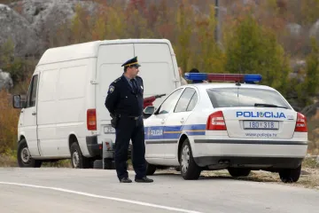 Pulska policija imala potjeru za motociklistom - pokazao im 'srednjak', pro&scaron;ao kroz crveno, a i prijetio je policajcu