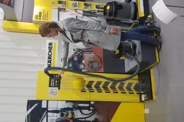 Antonija Šola usisavačem diže kuglu za kuglanje