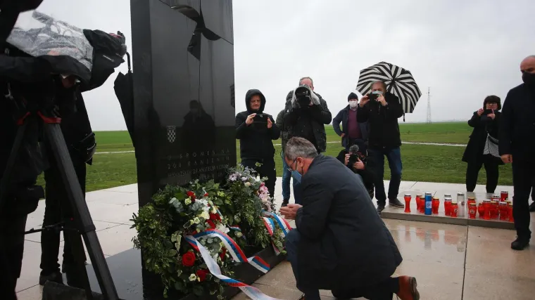 Vukovar se sprema za 29. obljetnicu tragedije: Izaslanik Vučića kleknuo na Ovčari, pred spomenikom žrtvama srpskog zločina