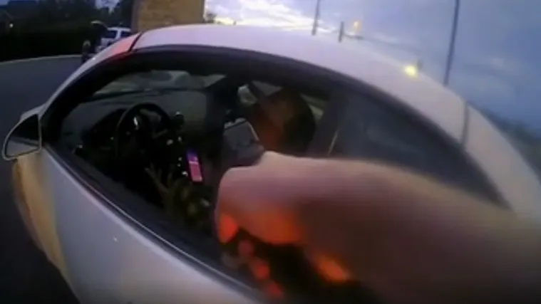 Potresna snimka! Zaustavili ga zbog prljave registracije i elektro&scaron;okirali: 'Nemojte me ubiti, ja sam crnac!'