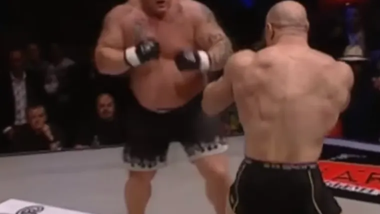 Ovako je izgledao sudar dvojice divova u kavezu