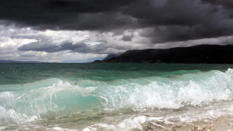 Prijete olujna bura i orkanski udari vjetra, mogući i pljuskovi s grmljavinom; Oglasio se Meteoalarm
