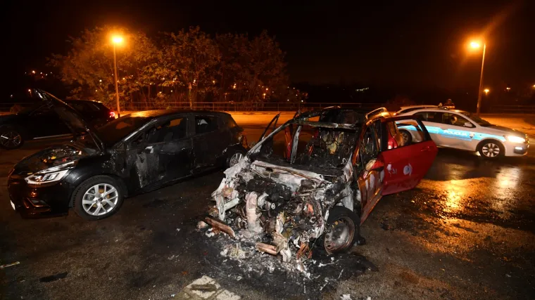 U Zagrebu: Prvo se jedan auto zapalio, pa požar zahvatio jo&scaron; dva auta