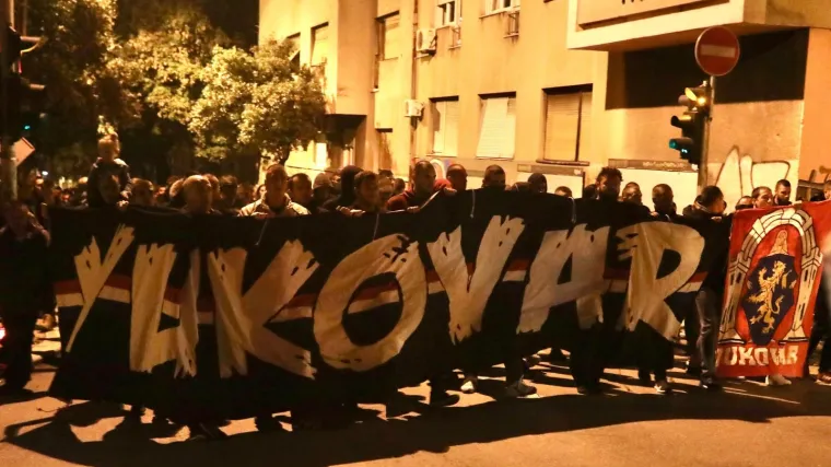 Pogledajte prizore s Kolone sjećanja u Splitu: Vi&scaron;e stotina Torcida&scaron;a odalo počast Vukovaru, većina bez maske