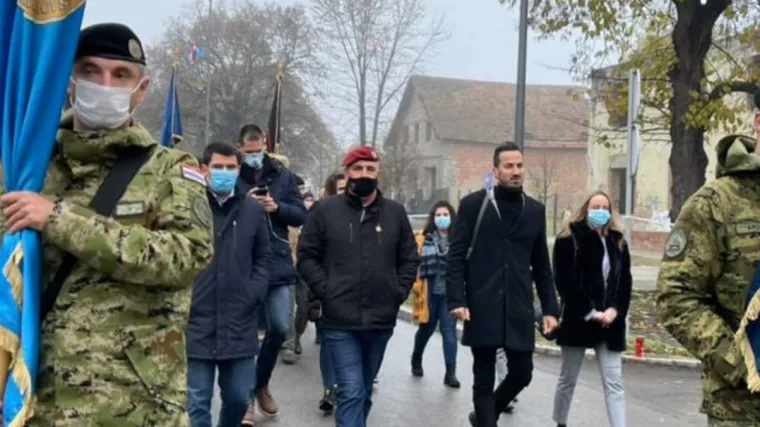 Zastupnik Mosta Marin Miletić u Koloni bez maske. Nedavno je prebolio koronavirus