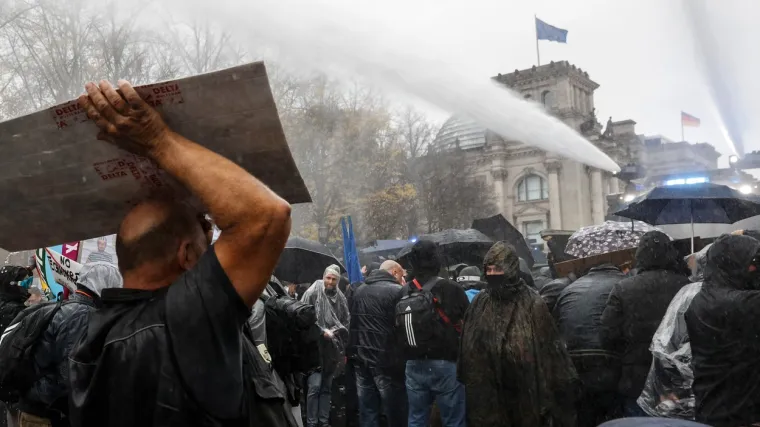 Antivakseri i ekstremna desnica sukobili se s policijom, rastjeruju ih vodenim topovima
