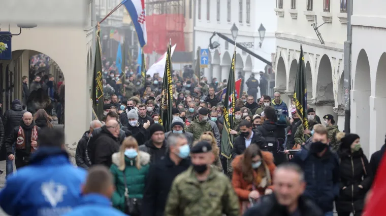 Neki su bez maski, te&scaron;ko je održavati razmak; 'Možda ćemo žaliti zbog ovoga...'