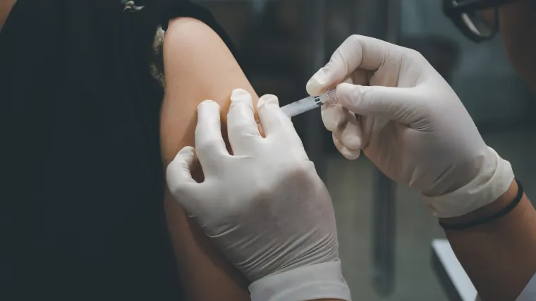 Cjepivo AstraZenece obećavajuće za starije, rezultati ispitivanja do Božića