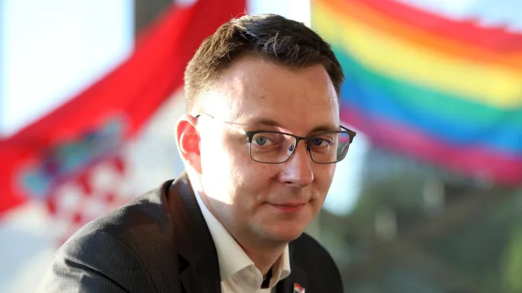 Glava&scaron;ević uputio snažnu poruku statusom na Facebooku: 'Odajmo počast onima kojih vi&scaron;e nema, ali borimo se za žive'