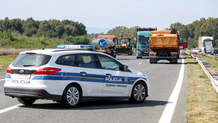 Užas na autocesti kod Karlovca: Sudarili se kombi i kamion. Četiri osobe su poginule, ima ozlijeđenih
