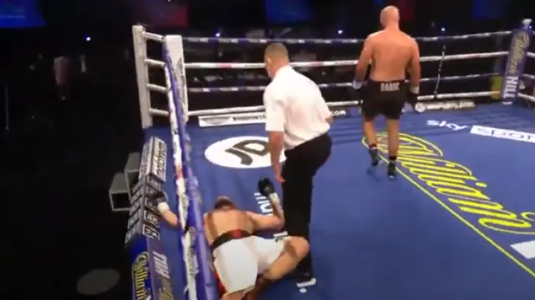 Nakon bombardiranja sjevnuo je ubojiti desni kroše i Little je pao