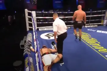 Nakon bombardiranja sjevnuo je ubojiti desni kroše i Little je pao