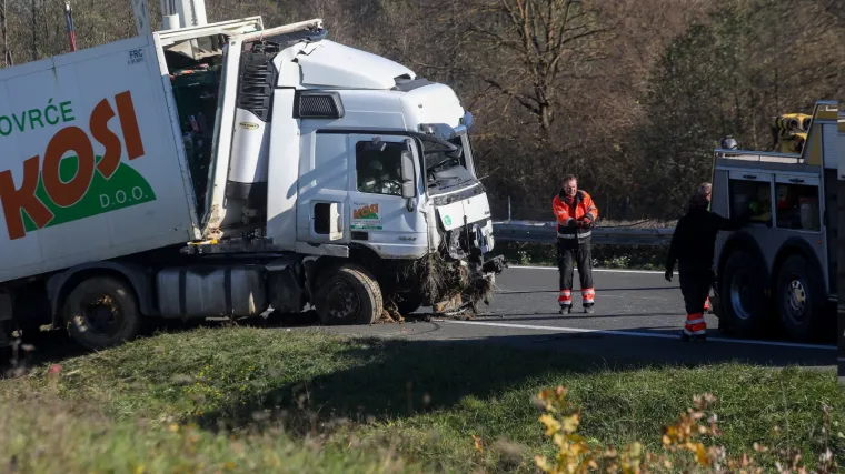 &Scaron;leper se praktički kretao zaustavnom trakom i onda - kaos; Prvo je naletio na pje&scaron;aka ispred kombija...