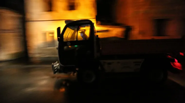 VIDEO Do temelja izgorjela kuća u Đakovu: Baku koja živi u njoj spasili vatrogasci