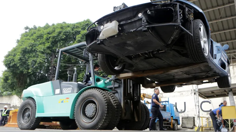 Nijemac uporno ignorirao molbe susjeda, ovaj uzeo viličar i učinio nezamislivo s njegovim automobilom