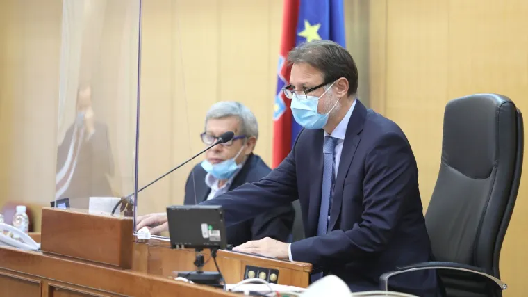 'Dosta je ovakvog vladanja gdje kupujete sebi skupe automobile i izvlačite novac iz namještenih natječaja'