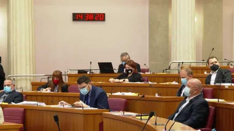 I dalje nema konsenzusa oko ovr&scaron;nog zakona: 'Očito je riječ o ad hoc rje&scaron;enju namijenjenom predizbornom dizanju rejtinga'