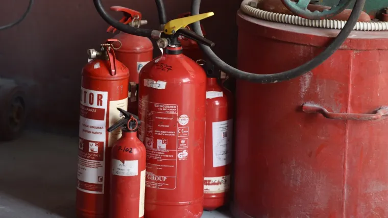 Toliko voli vatrogasne aparate da je ukrao sedam komada