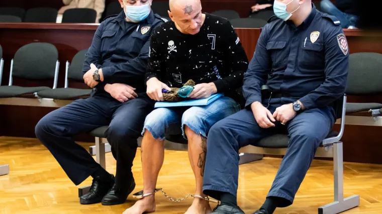 Ubojstvo u Omišu: Optuženog na sud doveli u lancima, ali bez cipela i čarapa