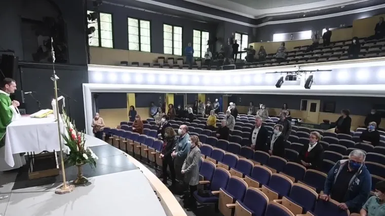 Umjesto glumaca, na kazali&scaron;nim daskama Komedije fratri drže mise: 'Za&scaron;to ne, susjedi smo'