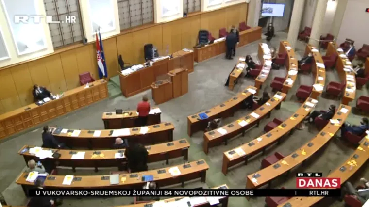 Oporba je bila ujedinjena nakon &scaron;to je od njihovih tristotinjak amandmana prihvaćeno samo pet