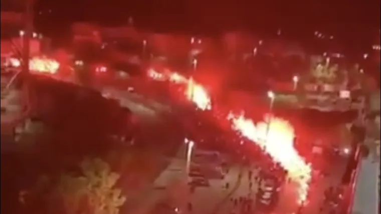 Navijači kod stadiona napravili spektakularnu bakljadu u čast Diega Maradone