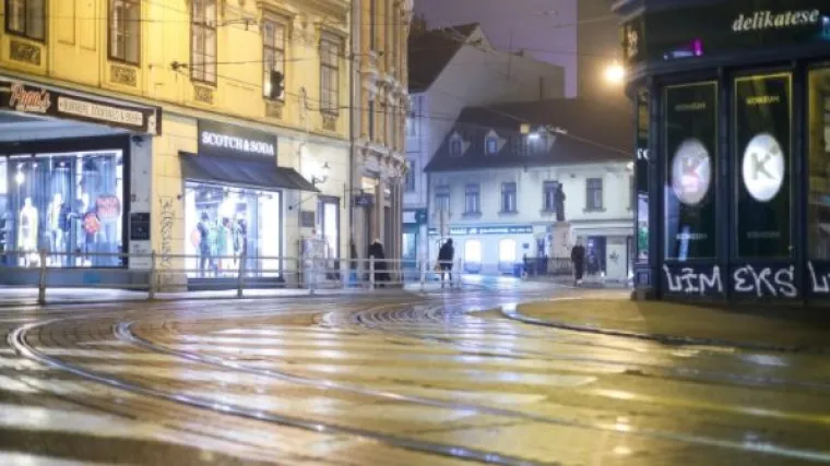 Iako se lampice polako pale, Advent će biti nikad tužniji. Prazne ulice i prije 'lockdowna' sve govore