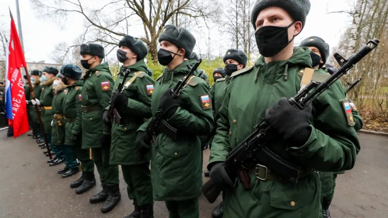 Rusija će cijepiti 400.000 vojnika protiv covida-19