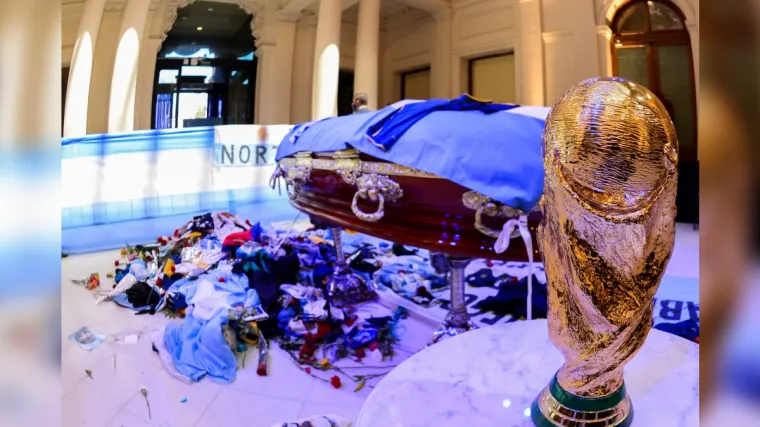 Slikali se pored Maradonina tijela i sve objavili na internetu, nepromi&scaron;ljeni potez brzo stigao na naplatu