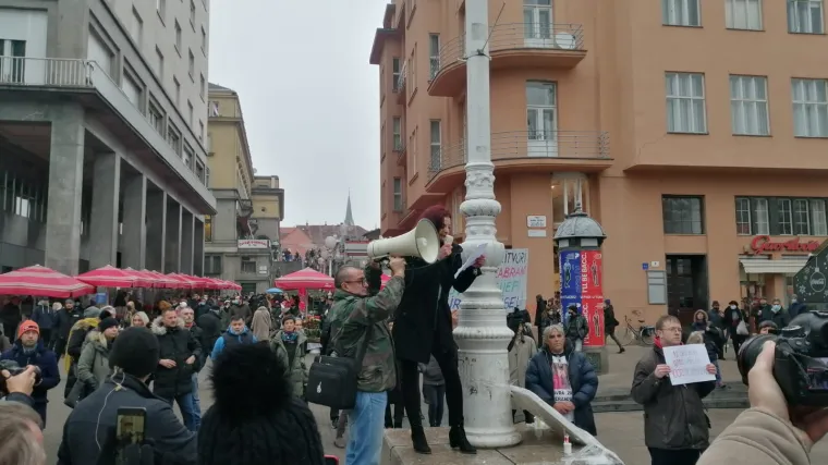 Prosvjed protiv strogih mjera održan na u Trgu: 'Zabranjuju nam druženja dok oni žderu i loču po elitnim klubovima'