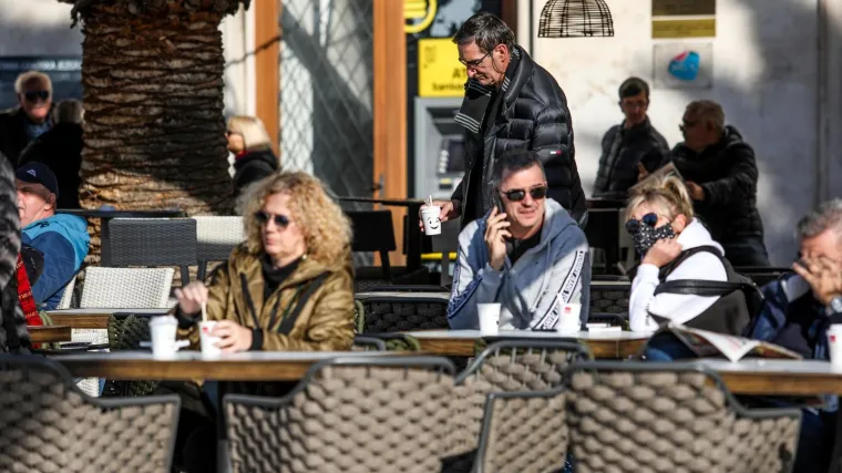 FOTO Kava na rivi se mora popiti: Splićani doskočili zabranama Stožera! Sve je promatrala i policija