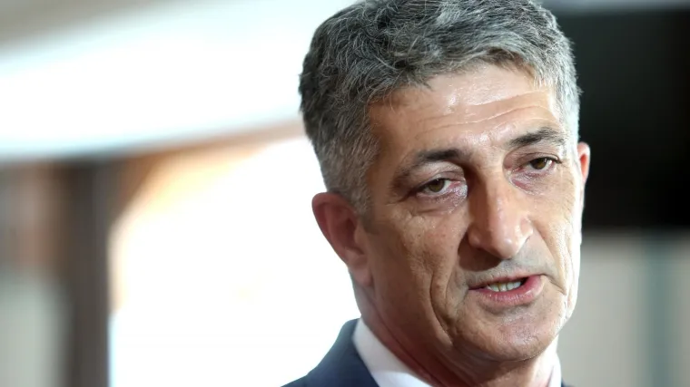 Noćas iza ponoći u kafiću remetio red i mir te vrijeđao policiju; oglasili se iz Vlade