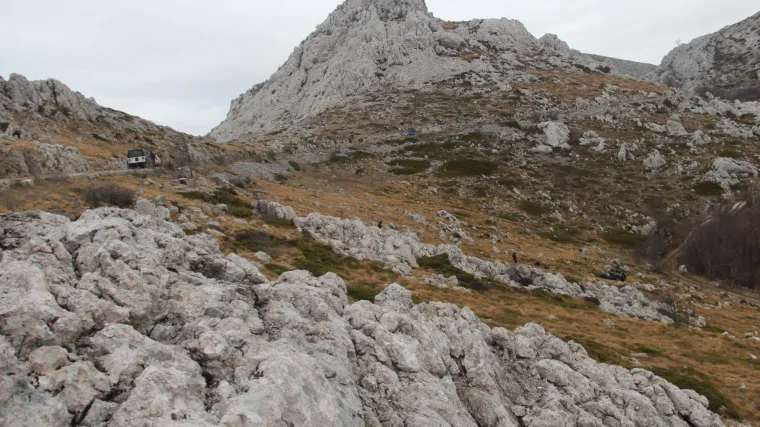 Dvojica mladića sletjela u provaliju od 60 metara na Velebitu: Planinari vidjeli kako ispadaju iza auta!