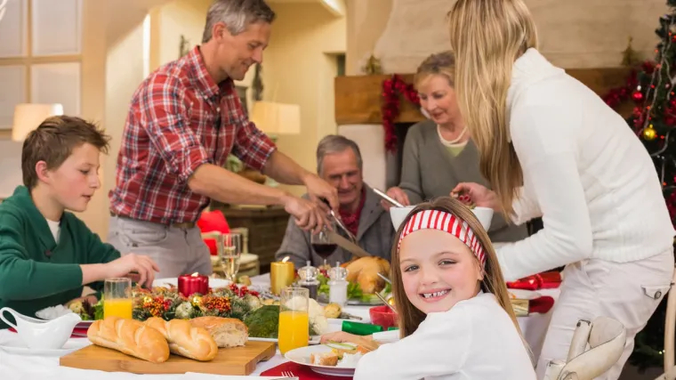 Kako preživjeti Božić i ne zaraziti se? 'Ne ljubite se pod imelom, ne jedite s istog tanjura i imajte plan sjedenja'
